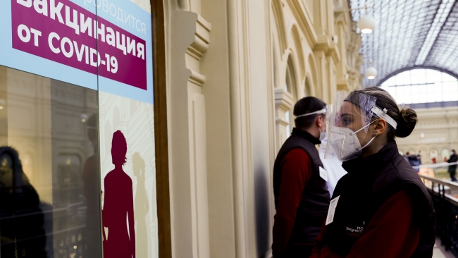 Rusya'da aşılama AVM’lerde ve tiyatro binasında da yapılıyor